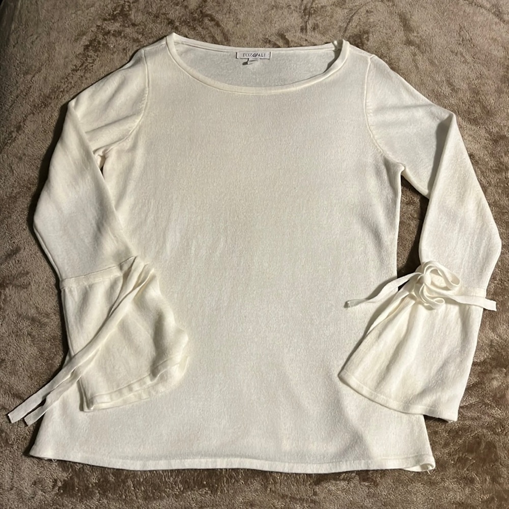Slight bell sleeve sweater with tie details